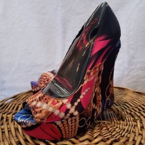 Aldo size 38 chain's and Pearl's print wedge